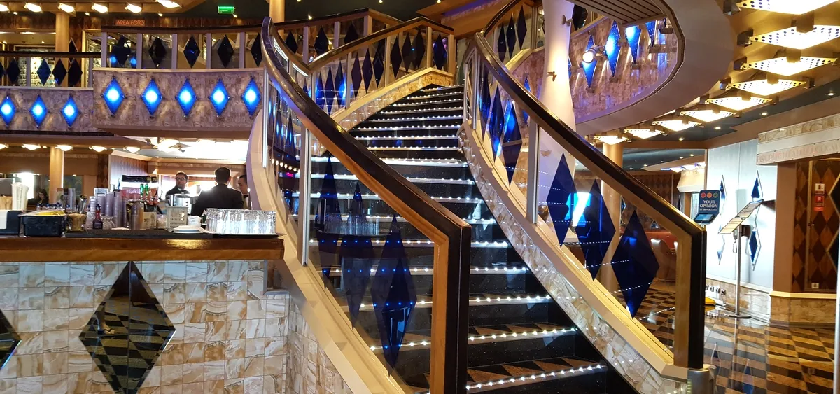 1- ATRIO DEI DIAMANTI <br> LE CŒUR VIBRANT DU NAVIRE