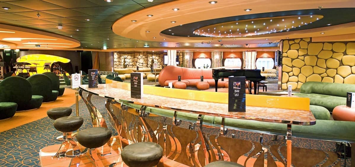 1- L’INSOLITO LOUNGE<br>SALON-SPECTACLE & PISTE DE DANSE