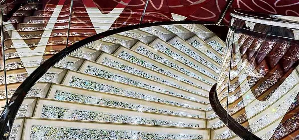 2- L’ESCALIER EN CRISTAL SWAROVSKI<br>L’ESCALIER LE PLUS GLAMOUR EN MER