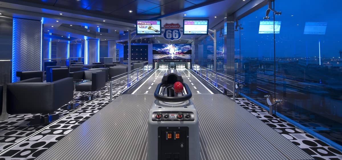 1- T32 DISCO & BOWLING<br>MUSIQUE & STRIKES AVEC VUE MER