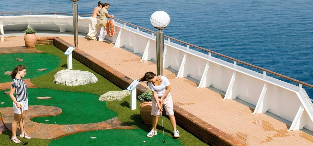 2- MINI-GOLF<br>LE GREEN AVEC VUE SUR L’OCÉAN