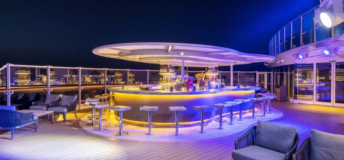 4- SKY BAR<br>CADRE DÉTENDU ET VUE IMPRENABLE SUR L’HORIZON