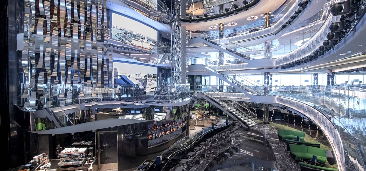 3- FOUR-DECK ATRIUM<br>ATRIUM TOUT EN LUMIÈRE SUR 4 PONTS