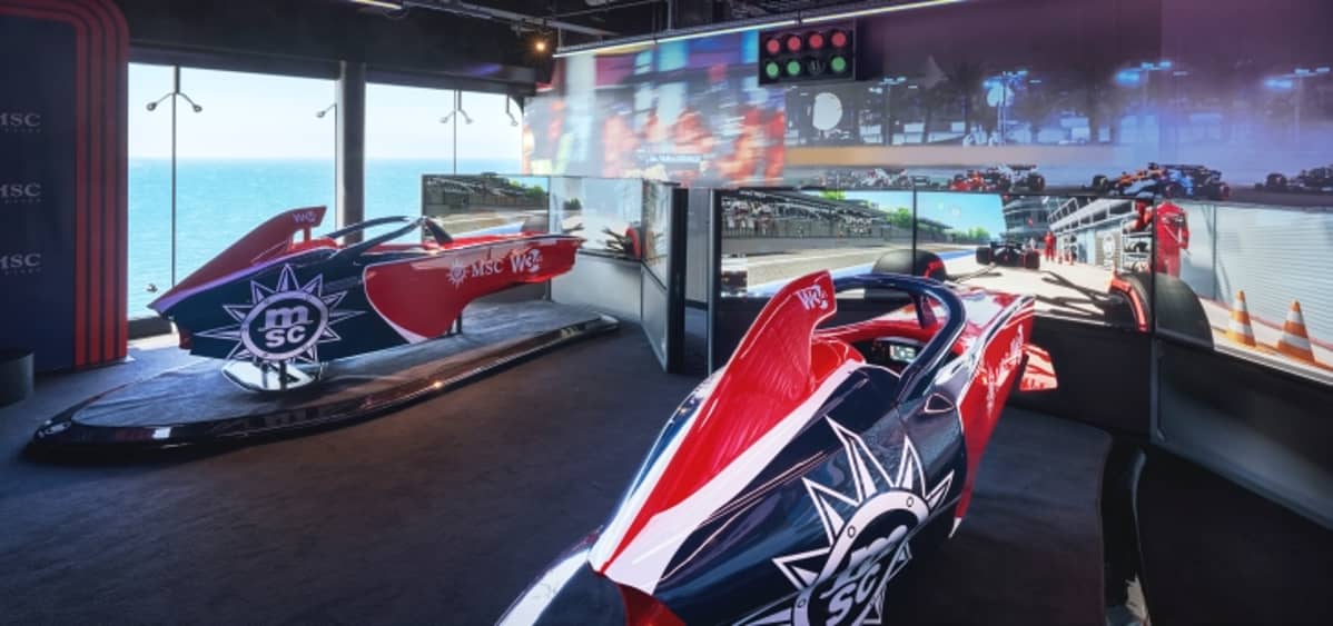 4- BOWLING ET SIMULATEURS F1<br>DIVERTISSEMENTS POUR TOUS LES ÂGES