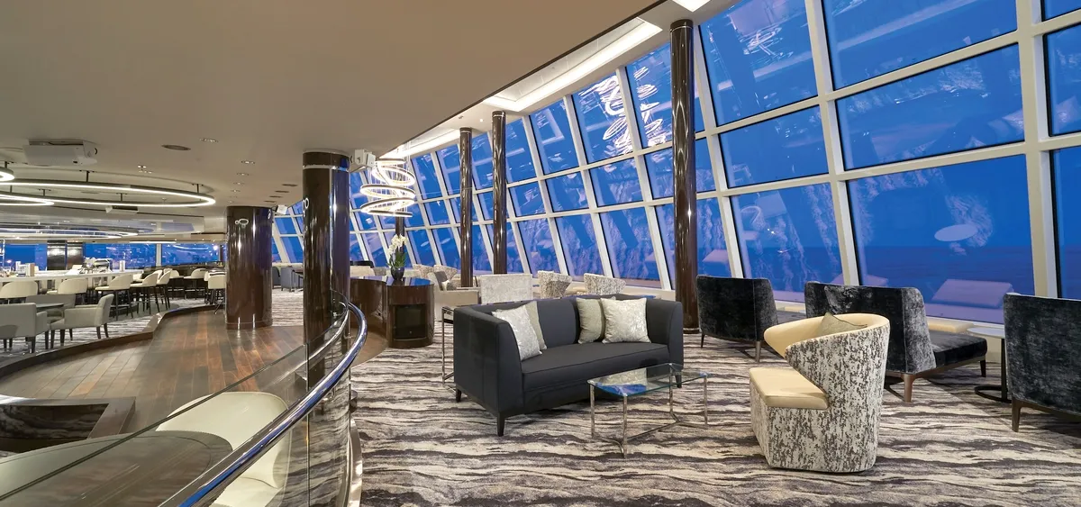 3- OBSERVATION LOUNGE<br> VUE PANORAMIQUE 180° SUR L’OCÉAN