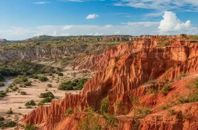 Aux Tsingy rouges