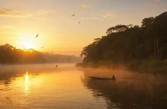 Lever du soleil sur le fleuve