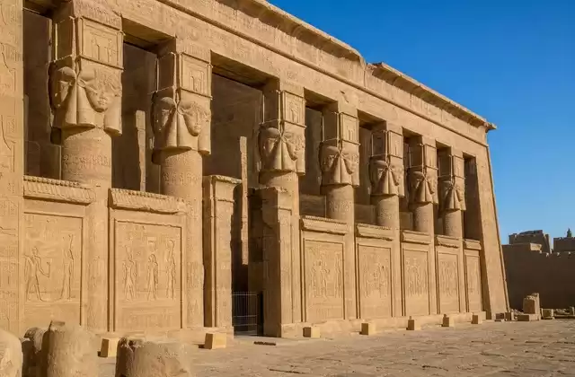 Le temple de Dendérah depuis Qena