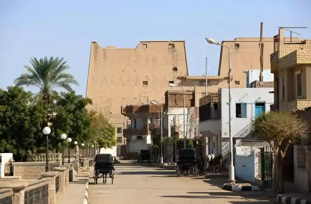 Les façades d’Edfou depuis le quai