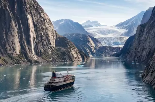Naviguer dans le détroit du Prince Christian