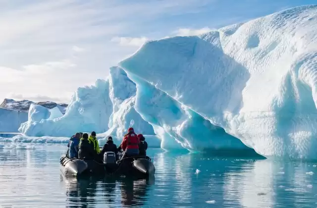 Sortir en zodiac au pied des icebergs