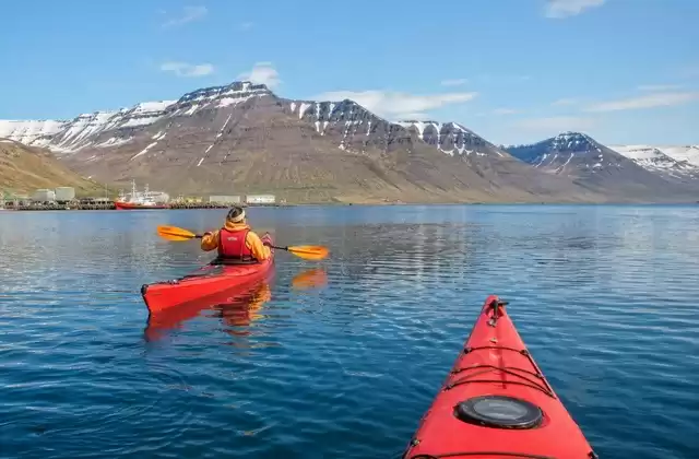 Kayak de mer dans le fjord