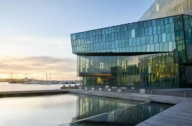 Architecture de verre à Harpa