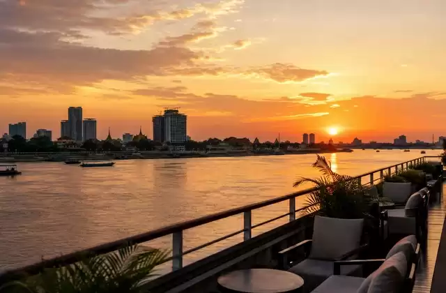 Une navigation au coucher du soleil à Phnom Penh