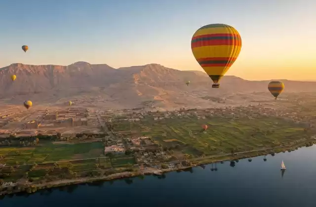 Un lever de soleil en montgolfière à Louxor