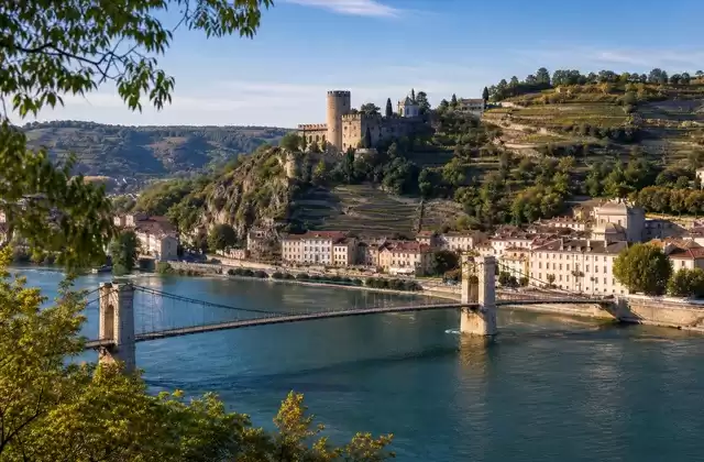 Tournon-sur-Rhône et le charme des deux rives